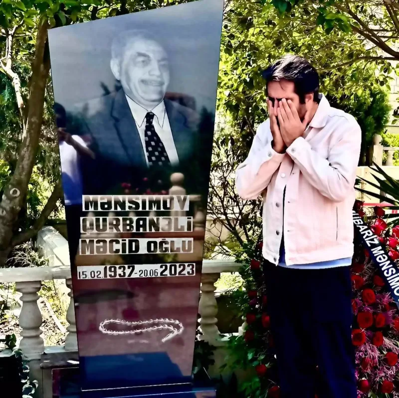 Mahsun Mübariz Mənsimovun atasının məzarında