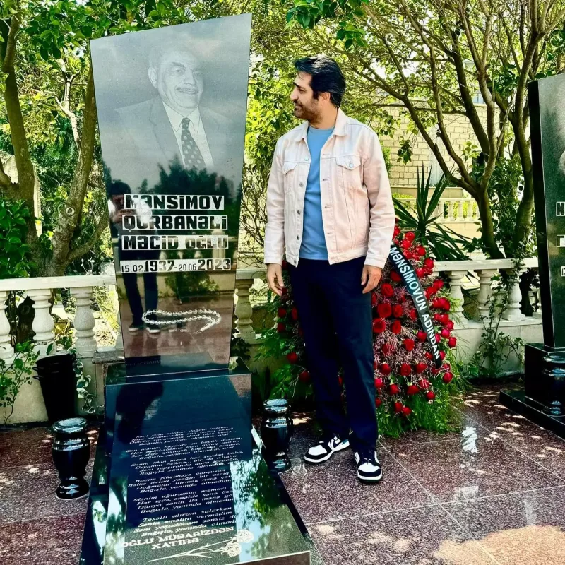 Mahsun Mübariz Mənsimovun atasının məzarında