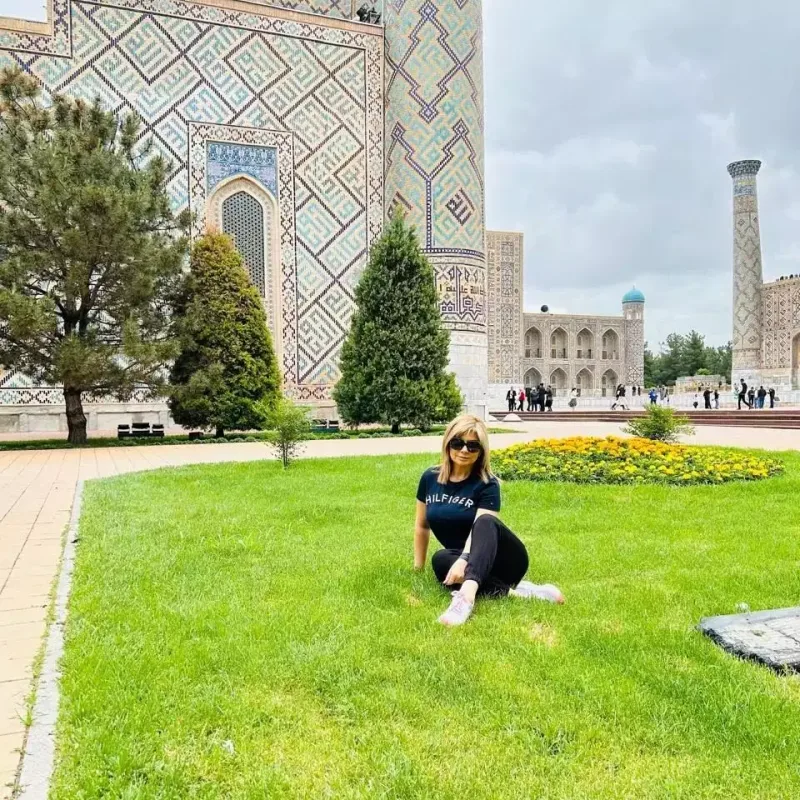 Rövşanənin məscidin qarşısındakı pozasına tənqid!