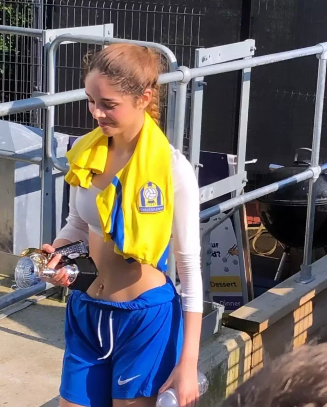 Nigarın qızının çempionluq pozası