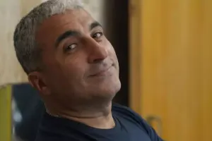 “7 oğlan bir qızı sevirdik”