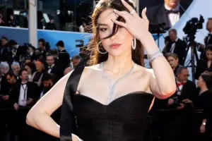 Özge Gürel qırmızı xalıda!