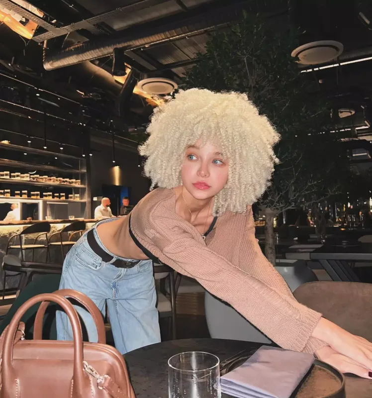 “İşsiz qalıb, sırğa satırdım”