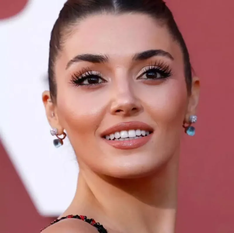 Handenin dərin dekolteli libası