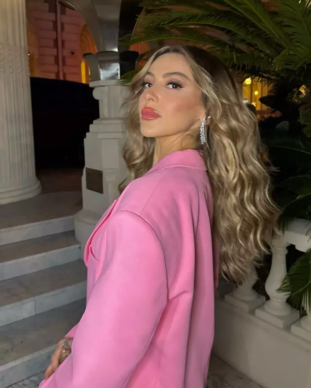 Hadise 10 minlik pencəyi ilə gündəmdə