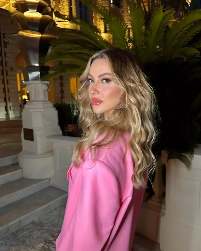 Hadise 10 minlik pencəyi ilə gündəmdə