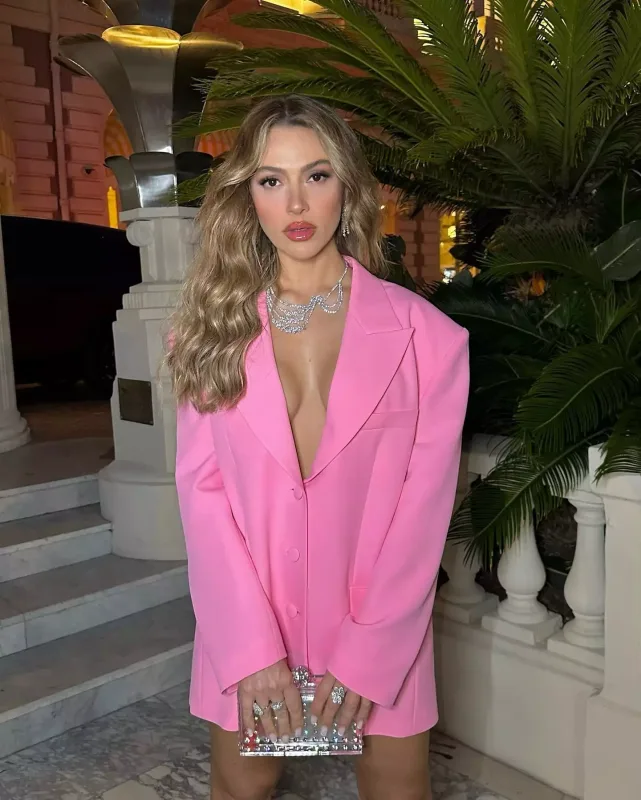 Hadise 10 minlik pencəyi ilə gündəmdə