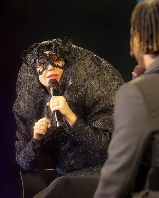 Ledi Qaqadan geri dönüş!