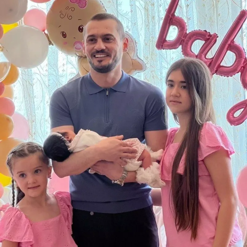 Emildən üçüncü qızıyla bağlı paylaşım