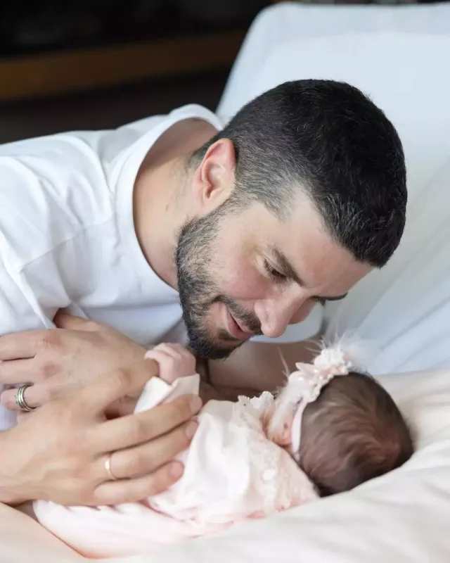 “Kuruluş Osman”ın ulduzu ilk dəfə qızını paylaşdı