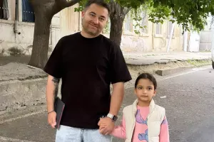 İlkin böyüdüyü küçələrdə qızı ilə