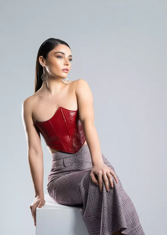 Bu dərginin ilk nömrəsinə Ayça çəkildi