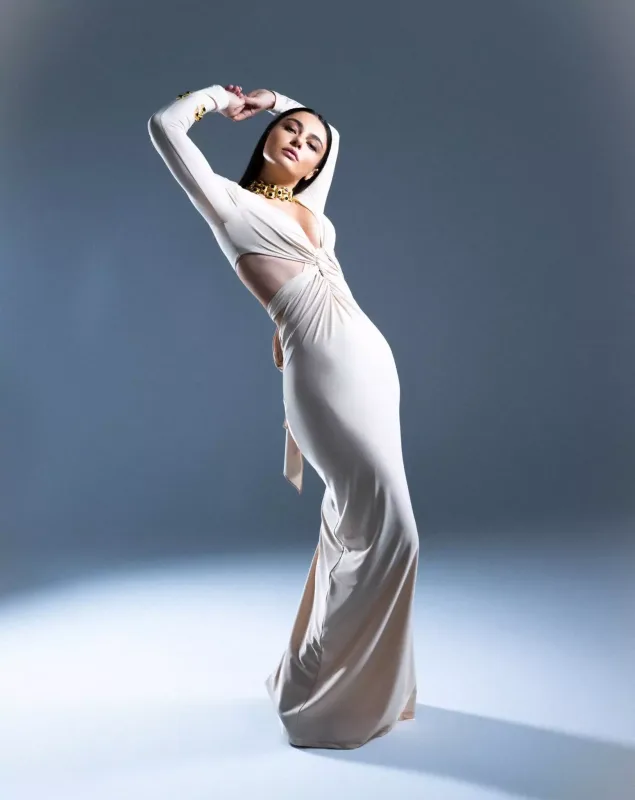 Bu dərginin ilk nömrəsinə Ayça çəkildi