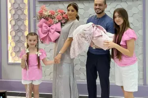 Emil xanımı və qızları ilə