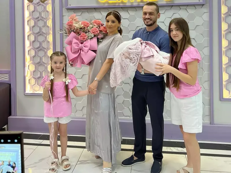 Emil xanımı və qızları ilə