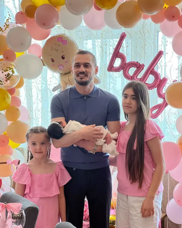 Emil xanımı və qızları ilə