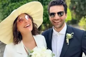 Öpüşdüyü səhnəni xanımıyla izlədi