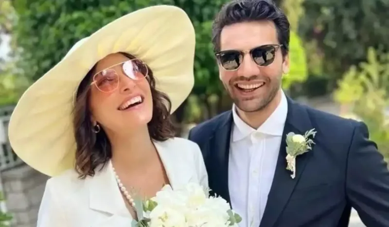 Öpüşdüyü səhnəni xanımıyla izlədi