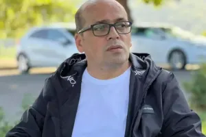 “Diplomlar şadlıq evinə işləyir”