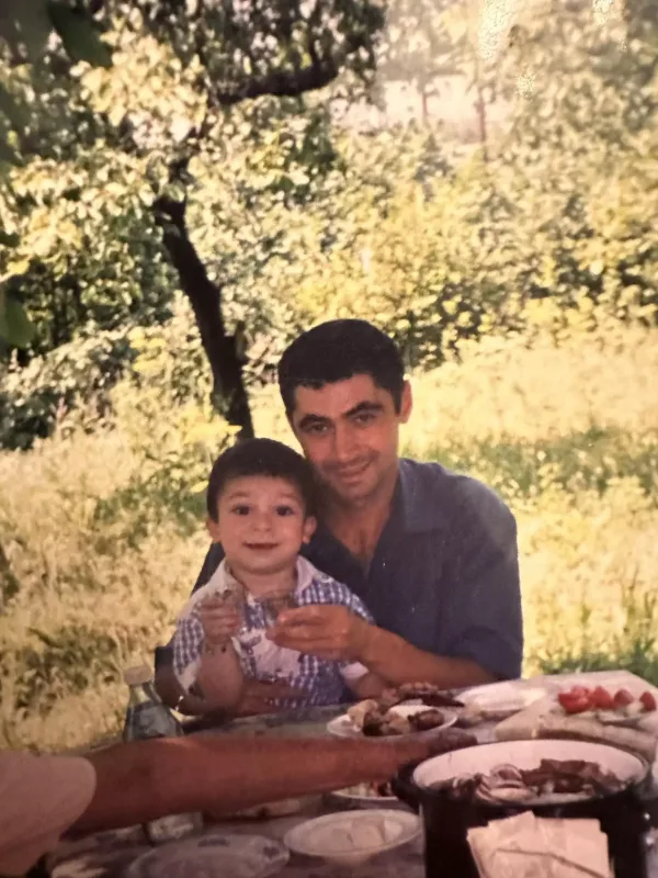 İlqar Mirzəyevin oğlu ilə arxiv fotosu