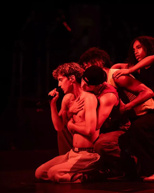 Səhnə şousu diqqət çəkdi