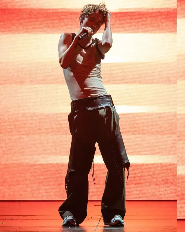 Səhnə şousu diqqət çəkdi