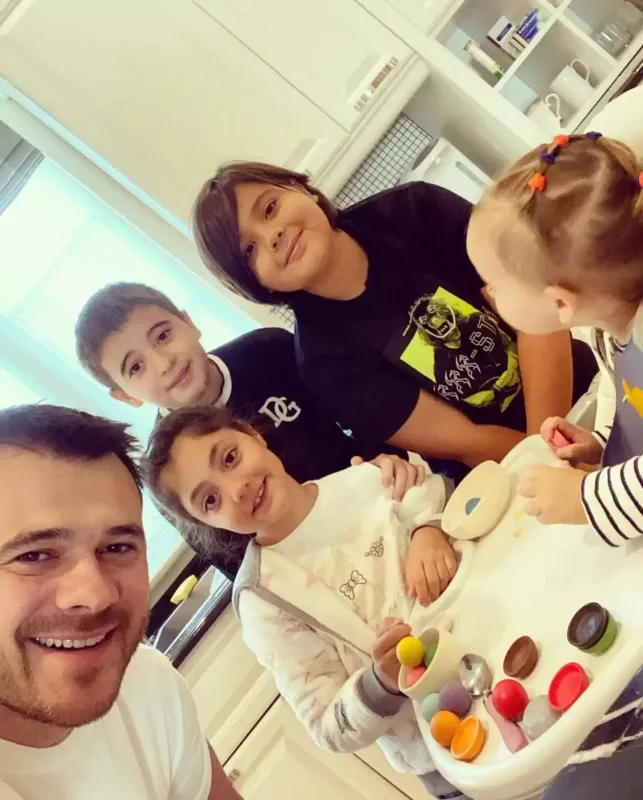 Emin övladlarını təbrik etdi