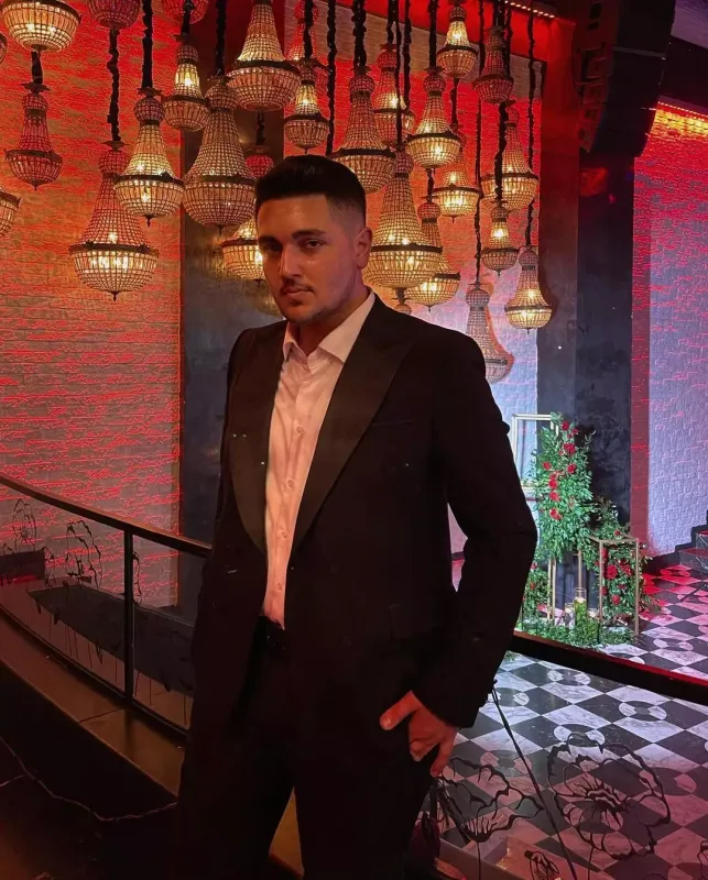 Azərbaycanlı videoqraf klip çəkilişində yıxıldı