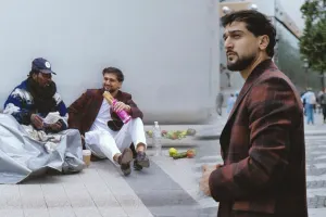 Azərbaycanlı müğənni Parisdə bomjla nahar etdi!