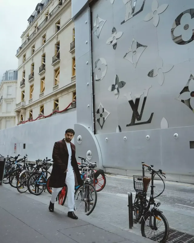 Azərbaycanlı müğənni Parisdə bomjla nahar etdi!