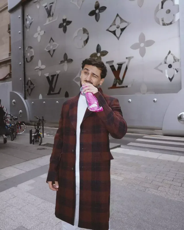 Azərbaycanlı müğənni Parisdə bomjla nahar etdi!