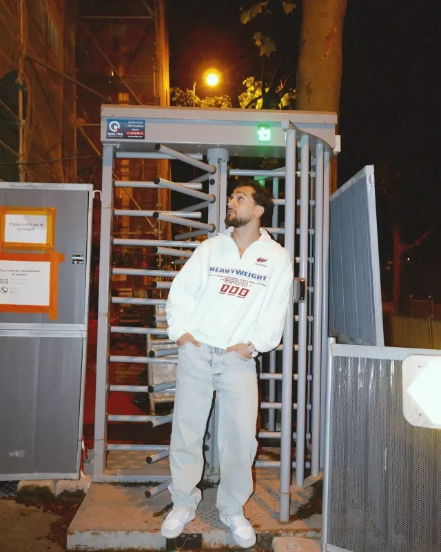 Azərbaycanlı müğənni Parisdə bomjla nahar etdi!