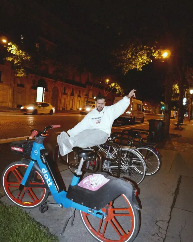 Azərbaycanlı müğənni Parisdə bomjla nahar etdi!