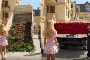 Hüseyn sevgilisinə bir kamaz gül bağışladı