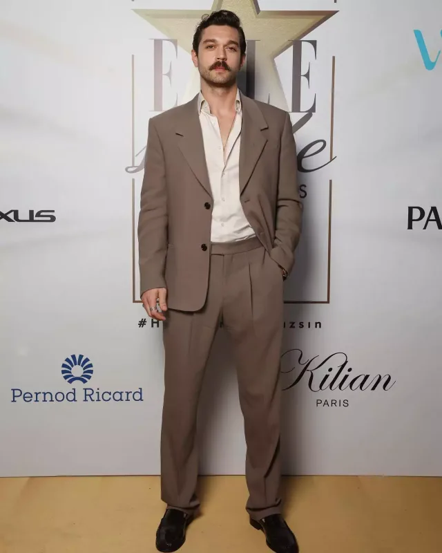 Qırmızı xalıda dəb yarışı