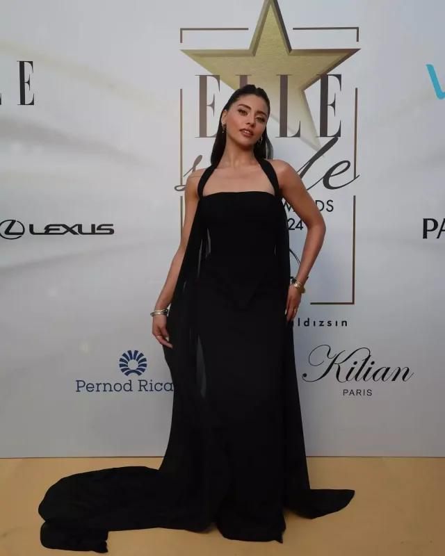 Qırmızı xalıda dəb yarışı