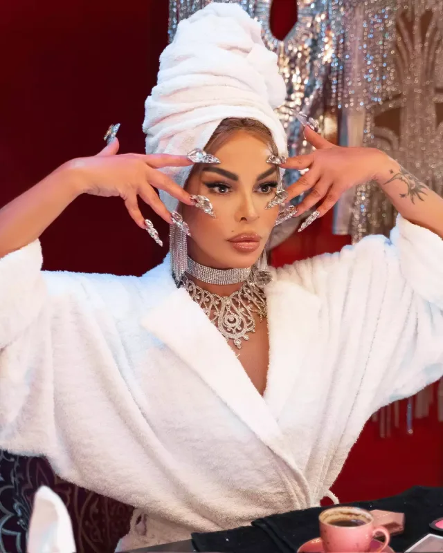 “Mən olan yer səhnədir”