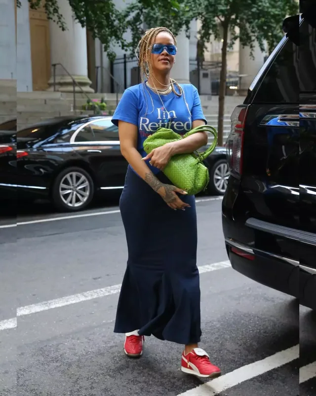 “Təqaüddəyəm” - Rihanna alış-verişdə