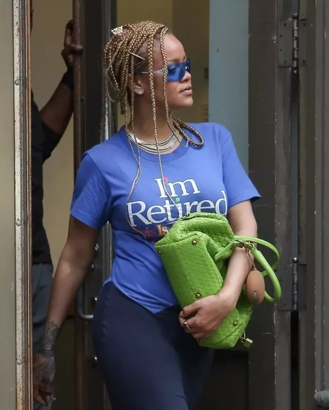 “Təqaüddəyəm” - Rihanna alış-verişdə