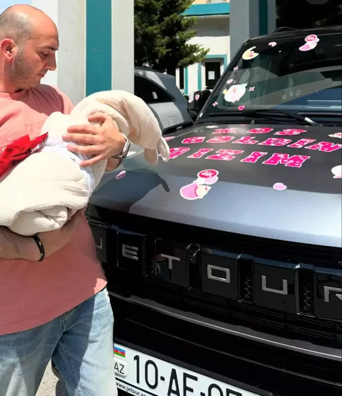 Nicatdan qızı ilə ilk fotolar