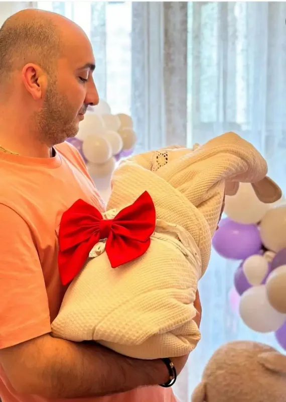 Nicatdan qızı ilə ilk fotolar