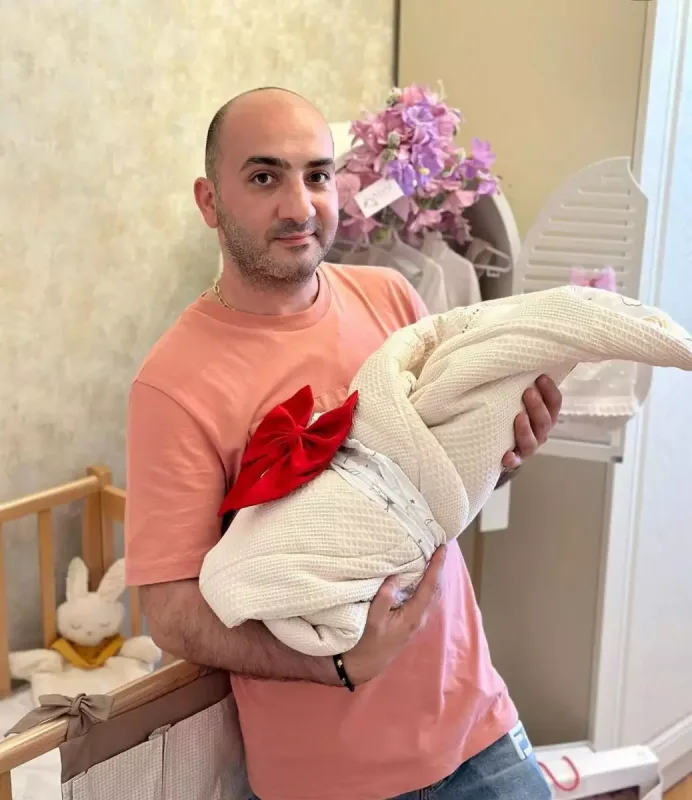 Nicatdan qızı ilə ilk fotolar