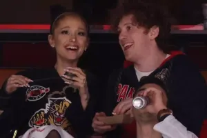 Ariana sevgilisi ilə matçda