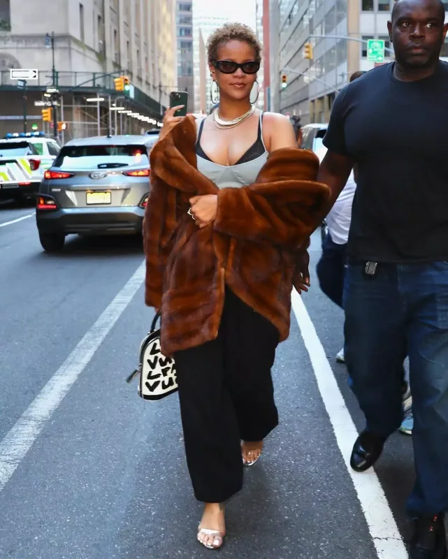 Rihanna yeni stili ilə küçədə görüntüləndi