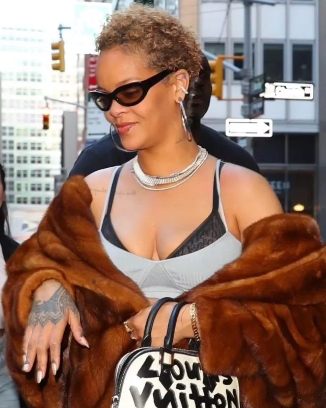 Rihanna yeni stili ilə küçədə görüntüləndi