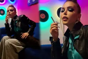 Əməkdar artist siqaretlə kamera qarşısında