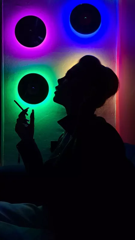 Əməkdar artist siqaretlə kamera qarşısında