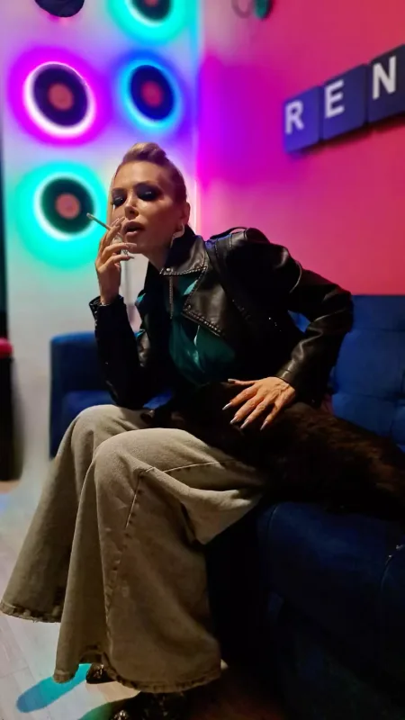 Əməkdar artist siqaretlə kamera qarşısında