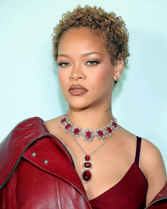 Rihanna yeni brendinin təqdimatında