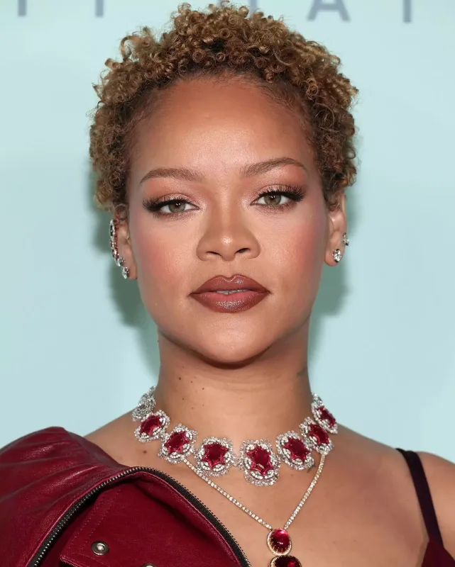 Rihanna yeni brendinin təqdimatında